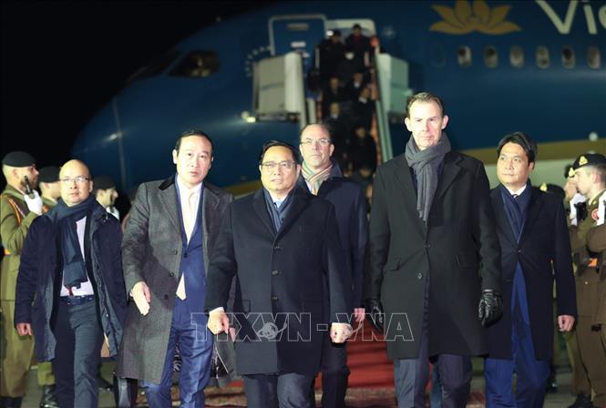 Lễ đón Thủ tướng Phạm Minh Chính tại sân bay Luxembourg. Ảnh: Dương Giang-TTXVN