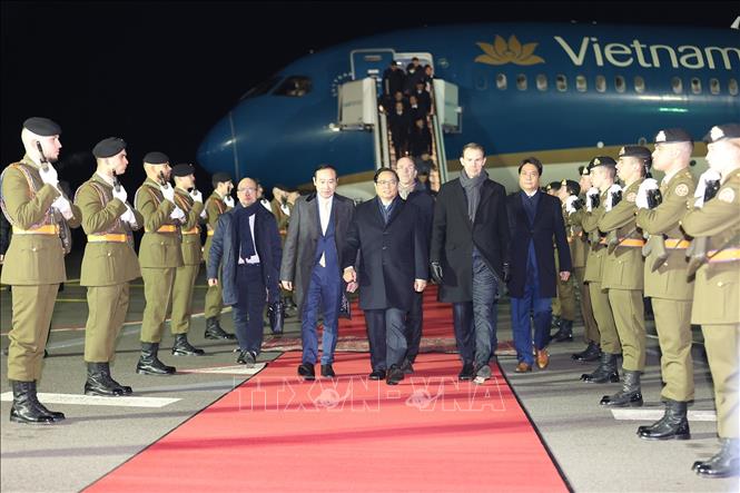 Lễ đón Thủ tướng Phạm Minh Chính tại sân bay Luxembourg. Ảnh: Dương Giang-TTXVN
