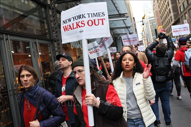 Trong ảnh: Các nhân viên The New York Times tham gia đình công tại New York, Mỹ ngày 8/12/2022. Ảnh: AFP/TTXVN