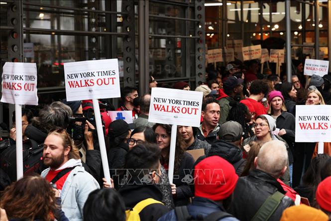 Trong ảnh: Các nhân viên The New York Times tham gia đình công tại New York, Mỹ ngày 8/12/2022. Ảnh: AFP/TTXVN