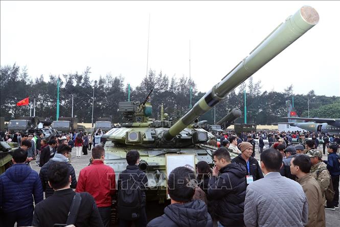 Khách tham quan khu trưng bày các loại tăng, thiết giáp hiện đại. Ảnh: Trọng Đức - TTXVN