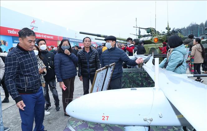 Khách tham quan khu trưng bày máy bay không người lái do Việt Nam sản xuất. Ảnh: Trọng Đức - TTXVN
