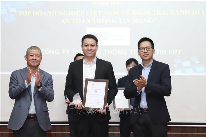 Ban tổ chức trao danh hiệu cho các Hạng mục 5, 6, 7, 8: Top doanh nghiệp an toàn thông tin Việt Nam. Ảnh: Minh Quyết - TTXVN