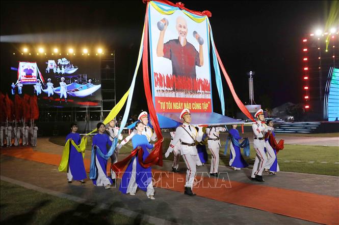 Đoàn ảnh Bác Hồ tại lễ khai mạc. Ảnh: Trung Kiên - TTXVN