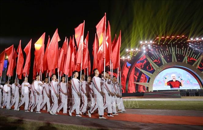 Đoàn rước Hồng kỳ tại lễ khai mạc. Ảnh: Trung Kiên - TTXVN