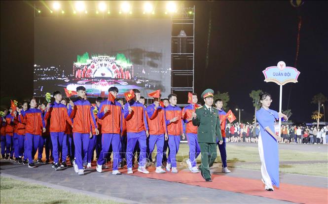 Đoàn vận động viên Quân đội là đoàn diễu hành đầu tiên trong khối vận động viên. Ảnh: Trung Kiên - TTXVN