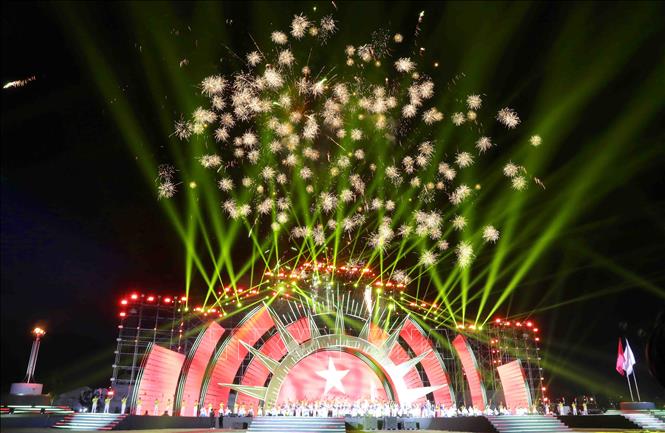 Kết thúc lễ khai mạc là màn bắn pháo hoa tầm thấp. Ảnh: Trung Kiên - TTXVN