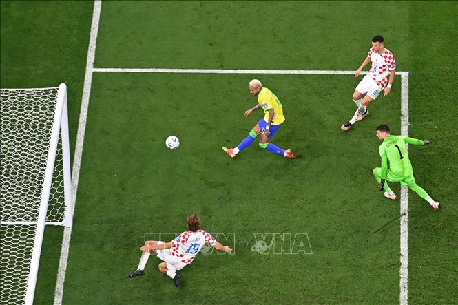 Pha ghi bàn thắng mở tỉ số trận đấu của tiền đạo Brazil Neymar (giữa). Ảnh: AFP/ TTXVN