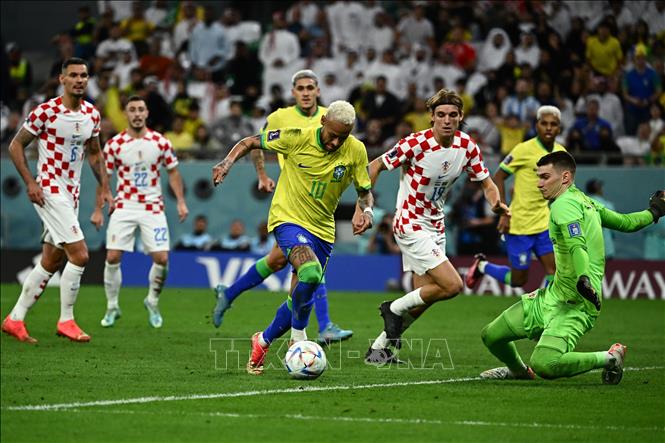 Tiền đạo Brazil Neymar (số 10) ghi bàn thắng vào lưới Croatia sau khi vượt qua thủ thành Dominik Livakovic (phải). Ảnh: AFP/ TTXVN