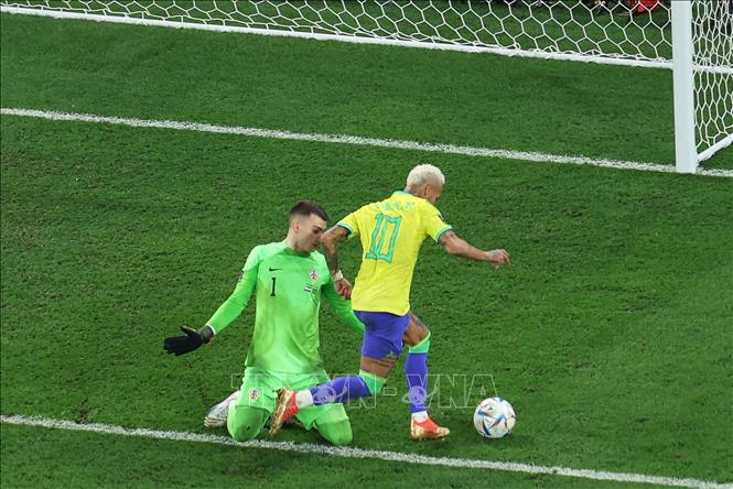 Tiền đạo Brazil Neymar (số 10) vượt qua thủ thành Dominik Livakovic (trái) và ghi bàn thắng mở tỉ số trận đấu. Ảnh: AFP/ TTXVN