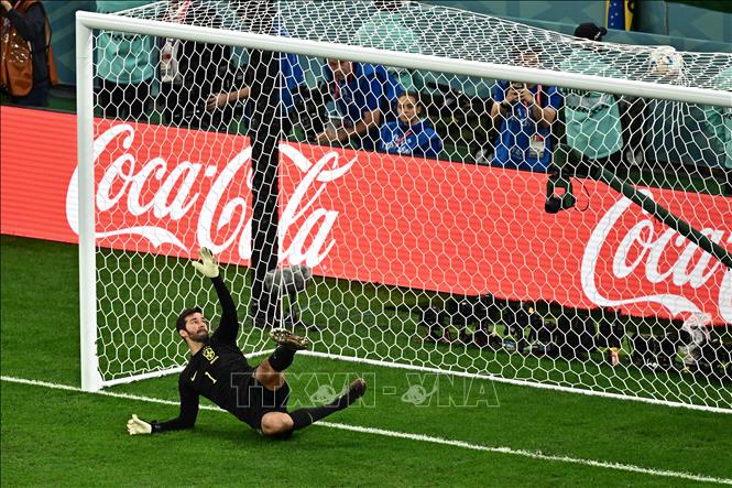 Là người thực hiện lượt sút luân lưu đầu tiên cho Croatia, tiền vệ Nikola Vlasic dễ dàng đánh lừa thủ môn Alisson (ảnh) với cú sút chân phải đưa bóng găm thẳng vào chính giữa khung thành Brazil. Ảnh: AFP/ TTXVN