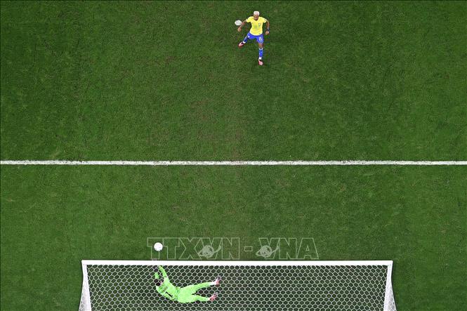 Ở lượt sút luân lưu đầu tiên, tiền đạo Brazil Rodrygo không thể chiến thắng thủ môn Livakovic của Croatia với cú sút chân phải về hướng bên phải khung thành. Ảnh: AFP/ TTXVN