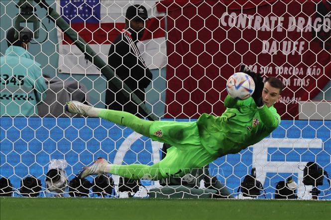 Ở lượt sút luân lưu đầu tiên, tiền đạo Brazil Rodrygo không thể chiến thắng thủ môn Livakovic (ảnh) của Croatia với cú sút chân phải về hướng bên phải khung thành. Ảnh: AFP/ TTXVN