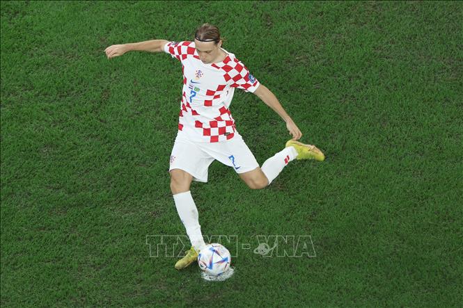 Ở lượt sút luân lưu thứ hai, tiền vệ Croatia Lovro Majer sút chân trái vào chính giữa khung thành, đánh lừa thủ môn Brazil Alisson. Ảnh: AFP/ TTXVN