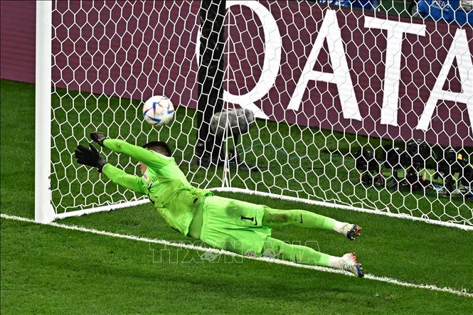 Ở lượt sút luân lưu thứ hai, tiền vệ Brazil Casemiro sút quyết đoán chân phải vào góc xa và dù thủ môn Livakovic đoán đúng hướng nhưng không thể chạm tay vào bóng. Ảnh: AFP/ TTXVN