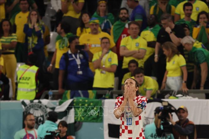 Ở lượt sút luân lưu thứ 3, tiền vệ Croatia Luka Modric (trong ảnh) dễ dàng đánh lừa thủ môn Alisson với cú chân phải vào góc trái khung thành. Trong khi đó, Pedro tuyển Brazil cũng bình tĩnh hạ gục thủ môn Livakovic với cú sút vào góc trái. Ảnh: AFP/ TTXVN