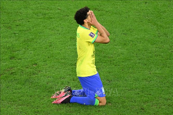 Ở lượt sút luân lưu thứ 4, hậu vệ Brazil Marquinhos đánh lừa được thủ thành Croatia Livakovic nhưng lại sút trúng cột dọc bật ra. Ảnh: AFP/ TTXVN