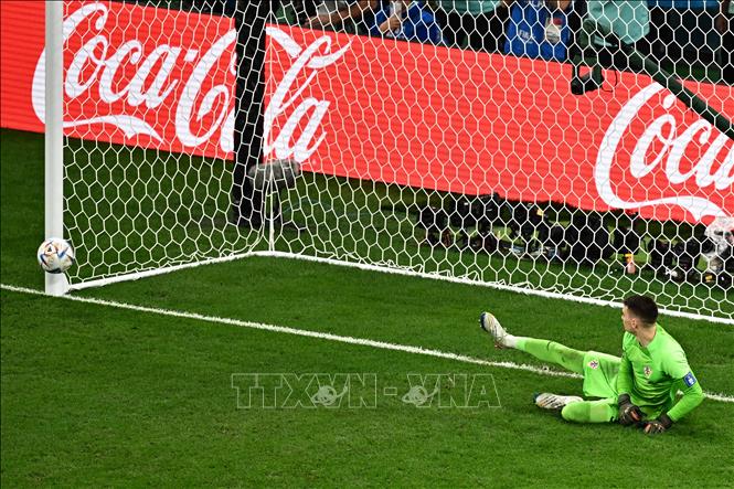 Ở lượt sút luân lưu thứ 4, hậu vệ Brazil Marquinhos đánh lừa được thủ thành Croatia Livakovic nhưng lại sút trúng cột dọc bật ra. Ảnh: AFP/ TTXVN