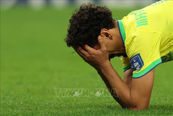 Ở lượt sút luân lưu thứ 4, hậu vệ Brazil Marquinhos đánh lừa được thủ thành Croatia Livakovic nhưng lại sút trúng cột dọc bật ra. Ảnh: AFP/ TTXVN