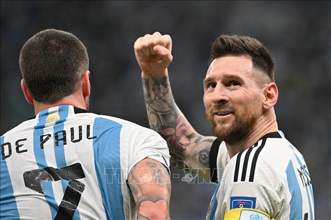 Lionel Messi (phải) ăn mừng bàn thắng mở tỷ số của đồng đội vào lưới Hà Lan. Ảnh: AFP/TTXVN