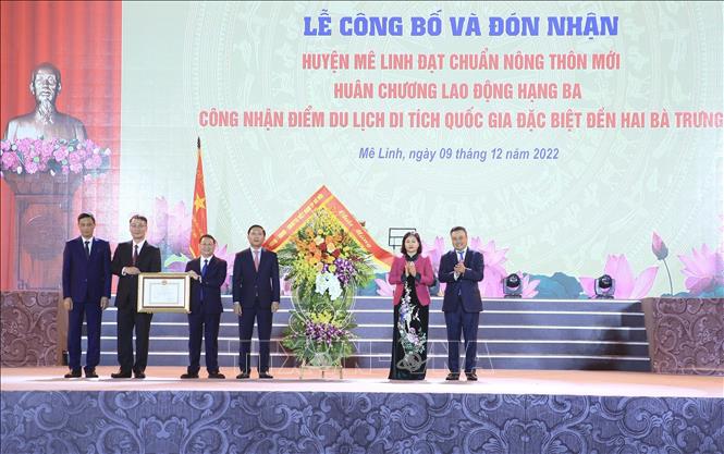 Phó Bí thư Thường trực Thành ủy Hà Nội Nguyễn Thị Tuyến, Chủ tịch UBND TP Hà Nội Trần Sỹ Thanh trao Quyết định và chúc mừng Huyện Mê Linh đạt chuẩn nông thôn mới. Ảnh: TTXVN