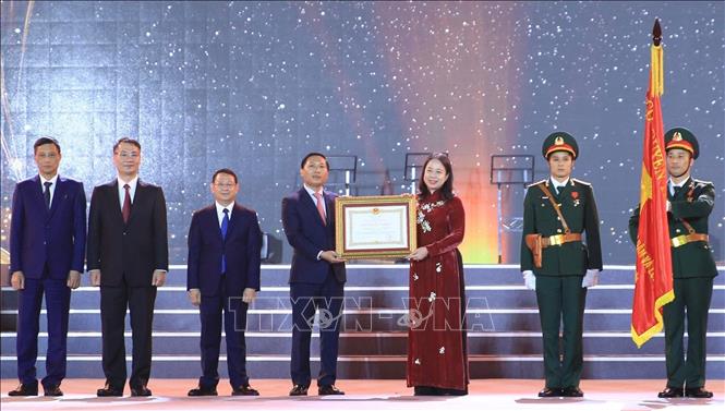 Phó Chủ tịch nước Võ Thị Ánh Xuân trao Huân chương lao động hạng Ba tặng Đảng bộ, chính quyền và nhân dân huyện Mê Linh. Ảnh: TTXVN