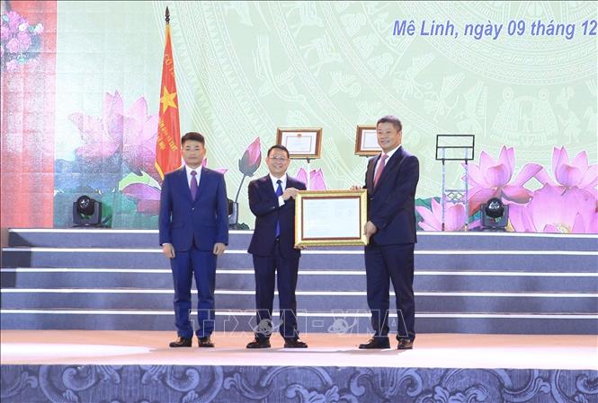 Phó Chủ tịch UBND TP Hà Nội Nguyễn Mạnh Quyền trao quyết định công nhận điểm du lịch Di tích Quốc gia đặc biệt Đền Hai Bà Trưng. Ảnh: TTXVN