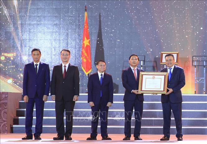 Chủ tịch UBND TP Hà Nội Trần Sỹ Thanh trao Quyết định công nhận Huyện Mê Linh đạt chuẩn nông thôn mới. Ảnh: TTXVN