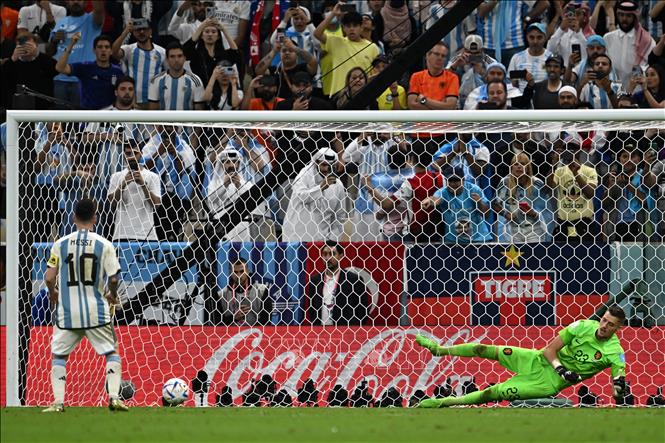 Thủ quân Argentina Lionel Messi (trái) thực hiện thành công quả đá luân lưu đầu tiên cho đội nhà, đưa Argentina dẫn trước 1-0. Ảnh: AFP/TTXVN