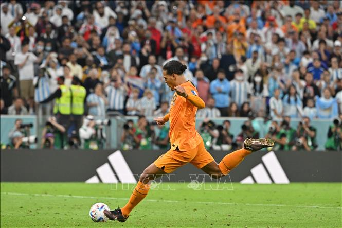 Thủ quân Hà Lan Van Dijk (ảnh) thực hiện quả đá luân lưu đầu tiên. Anh sút về góc trái khung thành, nhưng thủ môn Argentina Martinez đã bay người cản phá thành công. Ảnh: AFP/TTXVN