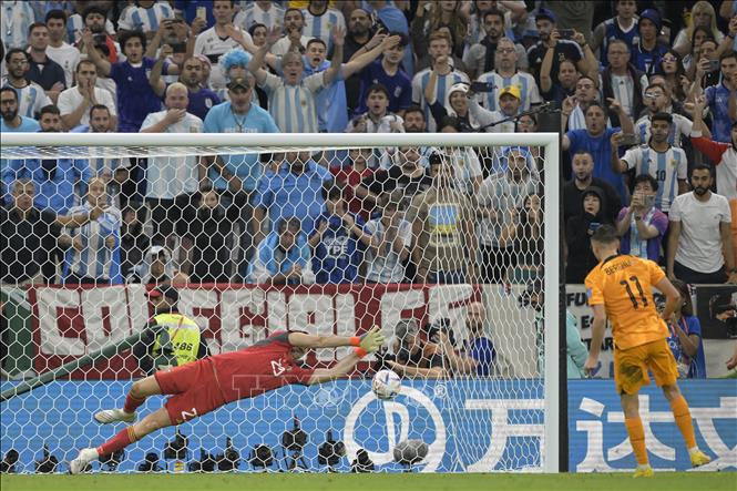 Steven Berghuis (số 11) của Hà Lan đá về bên phải, thủ thành Argentina Martinez lại đoán đúng hướng bóng và cản phá thành công quả sút penalty thứ hai. Ảnh: AFP/TTXVN