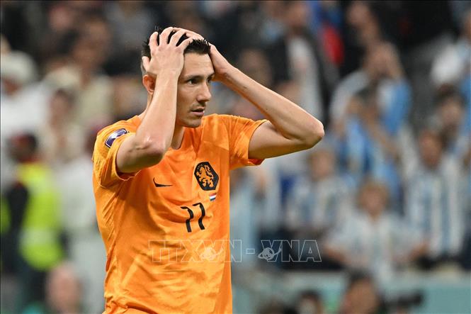 Steven Berghuis (ảnh) của Hà Lan đá về bên phải, thủ thành Argentina Martinez lại đoán đúng hướng bóng và cản phá thành công quả sút penalty thứ hai. Ảnh: AFP/TTXVN