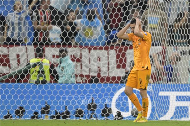Steven Berghuis (ảnh) của Hà Lan đá về bên phải, thủ thành Argentina Martinez lại đoán đúng hướng bóng và cản phá thành công quả sút penalty thứ hai. Ảnh: AFP/TTXVN
