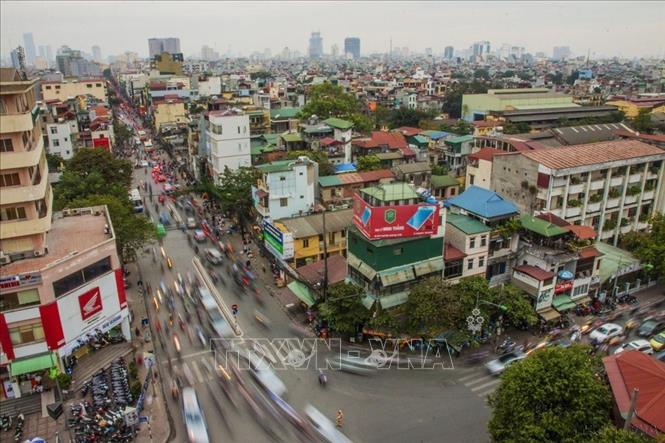 Phố Khâm Thiên (Hà Nội), trong trận bom rải thảm đêm 26/12/1972 đã có 278 người thiệt mạng, hàng nghìn ngôi nhà bị phá sập. Ngày nay, bên số lẻ của con phố này không có ba số nhà 47, 49, 51, bởi ba số nhà này với diện tích gần 1.000m2 đã được dành để xây Đài tưởng niệm Khâm Thiên. Ảnh: Trọng Đạt - TTXVN (chụp tháng 12/2012)