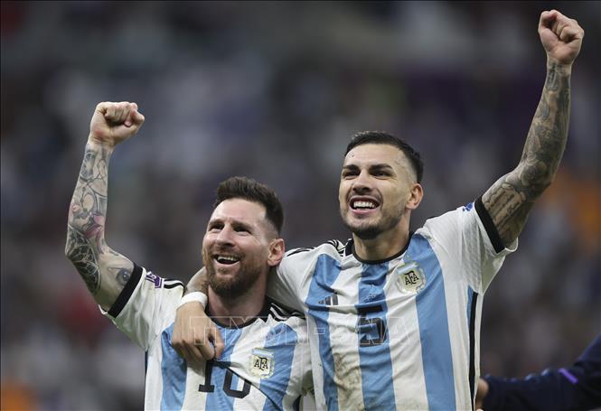Niềm vui của Lionel Messi (trái) cùng đồng đội Leandro Paredes sau khi vượt qua tuyển Hà Lan để vào bán kết World Cup 2022. Ảnh: THX/TTXVN