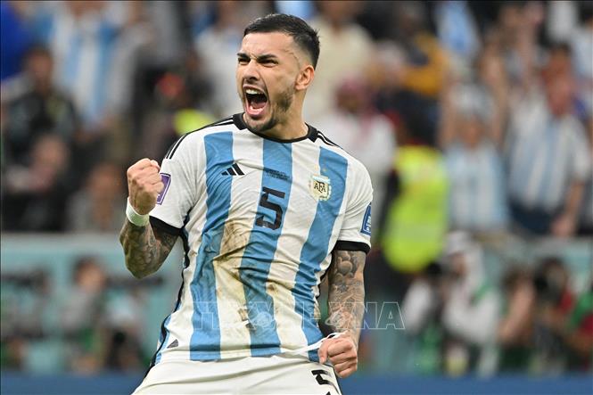 Tiền vệ Argentina Leandro Paredes sút bóng về bên trái trong lượt đá luân lưu. Thủ thành Noppert đoán đúng nhưng không thể cản phá. 2-0 cho Argentina. Ảnh: AFP/TTXVN