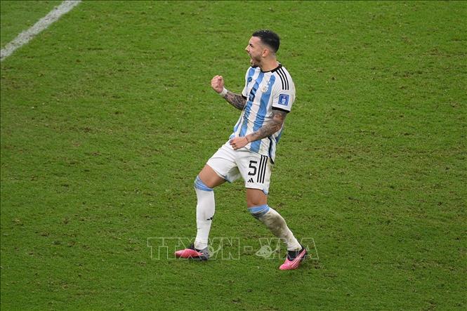 Tiền vệ Argentina Leandro Paredes sút bóng về bên trái trong lượt đá luân lưu. Thủ thành Noppert đoán đúng nhưng không thể cản phá. 2-0 cho Argentina. Ảnh: AFP/TTXVN
