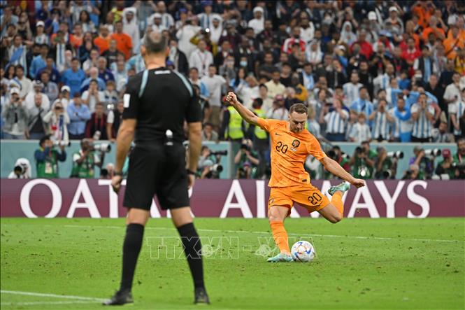 Tiền vệ Teun Koopmeiners sút về bên phải khung thành. Thủ môn Argentina Martinez không bay người. 1-2 cho Hà Lan. Ảnh: AFP/TTXVN