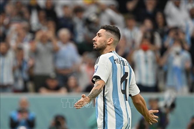 Hậu vệ Argentina Gonzalo Montiel sút căng về góc phải trong lượt đá luân lưu. Thủ môn Noppert đoán sai hướng. 3-1 cho Argentina. Ảnh: AFP/TTXVN