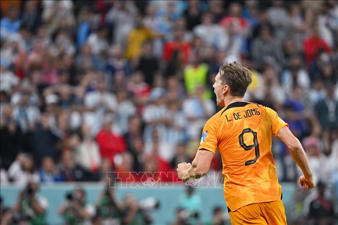 Hà Lan gỡ hòa 3-3 khi tiền đạo De Jong đánh lừa thủ môn Argentina Martinez, sút về bên trái khung thành trong lượt đá luân lưu. Ảnh: AFP/TTXVN