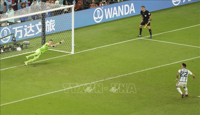 Tiền đạo Argentina Lautaro Martinez (số 22) thực hiện thành công quả penalty cuối cùng trong loạt sút luân lưu, đưa đội nhà vượt lên dẫn 4-3 và giành chiến thắng. Ảnh: THX/TTXVN
