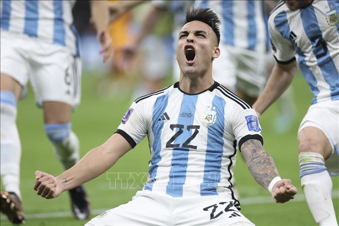 Tiền đạo Argentina Lautaro Martinez (số 22) thực hiện thành công quả penalty cuối cùng trong loạt sút luân lưu, đưa đội nhà vượt lên dẫn 4-3 và giành quyền vào bán kết. Ảnh: THX/TTXVN
