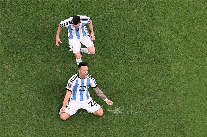 Tiền đạo Argentina Lautaro Martinez (số 22) thực hiện thành công quả penalty cuối cùng trong loạt sút luân lưu, đưa đội nhà vượt lên dẫn 4-3 và giành quyền vào bán kết. Ảnh: AFP/TTXVN