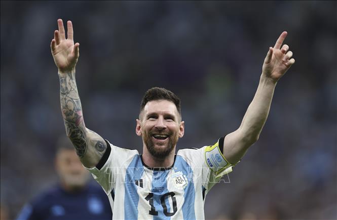 Thủ quân Argentina Lionel Messi thực hiện thành công quả đá luân lưu đầu tiên cho đội nhà, đưa Argentina dẫn trước 1-0. Ảnh: THX/TTXVN