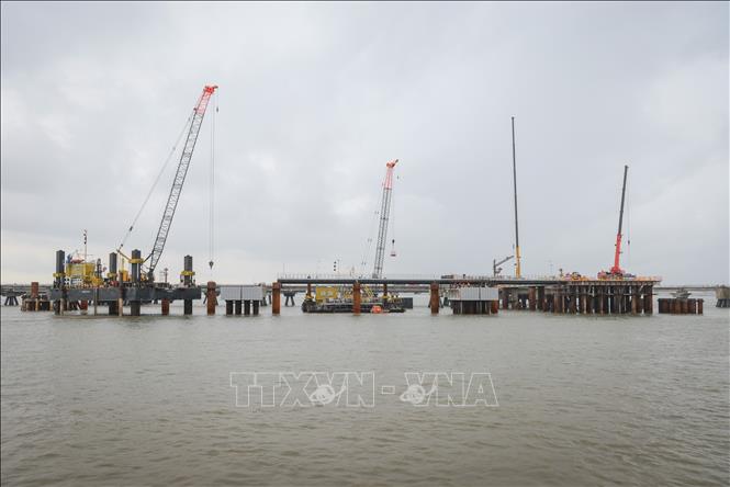 Trong ảnh: Công trình xây dựng trạm tiếp nhận khí tự nhiên hoá lỏng (LNG) của công ty năng lượng Uniper tại cảng Wilhelmshaven, Đức ngày 29/9/2022. Ảnh: AFP/TTXVN