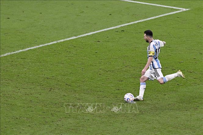 Thủ quân Argentina Lionel Messi thực hiện thành công quả đá luân lưu đầu tiên cho đội nhà, đưa Argentina dẫn trước 1-0. Ảnh: THX/TTXVN