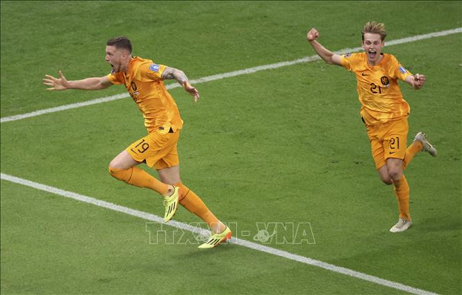 Trong ảnh: Niềm vui của tiền đạo Hà Lan Wout Weghorst (trái) sau khi ghi bàn vào lưới Argentina. Ảnh: AFP/TTXVN
