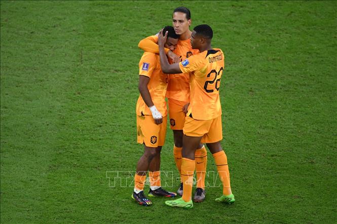 Nỗi buồn của các tuyển thủ Hà Lan khi đội nhà phải dừng bước trước vòng bán kết World Cup 2022. Ảnh: AFP/TTXVN 