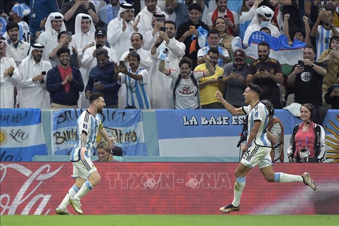 Tiền đạo Argentina Lionel Messi (trái) chia vui cùng Nahuel Molina sau khi đội nhà dẫn trước Hà Lan 1-0. Ảnh: AFP/TTXVN