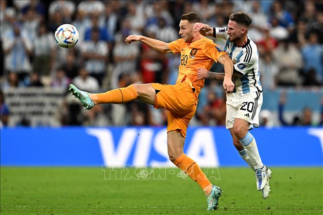 Pha tranh bóng giữa tiền vệ Teun Koopmeiners (trái) của Hà Lan và tiền vệ Alexis Mac Allister của Arhentina. Ảnh: AFP/TTXVN